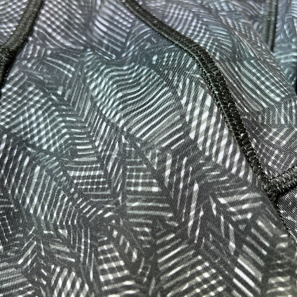 Lululemon capris tights. Size 4. RARE - Picture 6 of 6